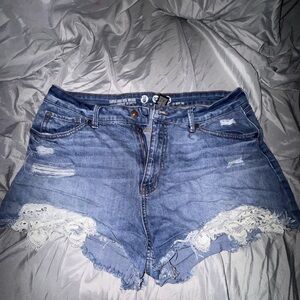 Women’s stretch jean shorts